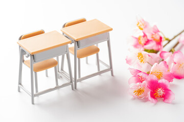 入学と卒業のイメージ　学校の机と椅子のミニチュア