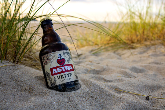 Eine Flasche Astra Urtyp Bier am Strand in der Abendsonne an der Ostsee