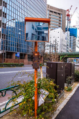 日本の道路にある交通安全用の鏡
