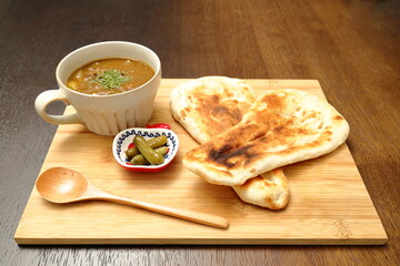 ナン2枚とカレーとピクルス