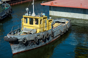 Fototapeta na wymiar A tug pulling a floating concrete pontoon