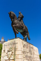 Naklejka premium Batalha, Portugal, August 21, 2021: The Equestrian Statue of Nuno Alvares Pereira in Batalha, Portugal. Commemorates his decisive win in 1385 over the Castilians during the Battle of Aljubarrota.