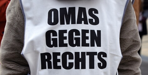 Aufschrift auf einer Demo: "Omas gegen Rechts"