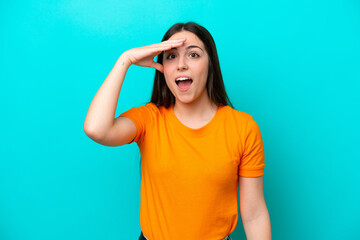 Young caucasian woman isolated on blue background has realized something and intending the solution