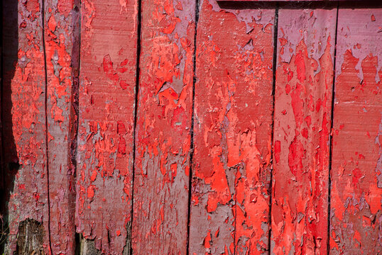 Holzverschlag verwittert mit roter Farbe abbl&auml;tternd