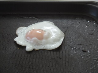 目玉焼きをホットプレートで焼く　～Bake the fried egg on a hot plate - obrazy, fototapety, plakaty