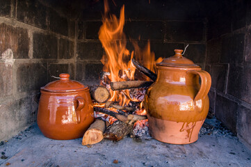 Cocinando con leña, ollas de barro, cocido, judías guisadas, fuego, cocina tradicional.