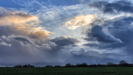 Sturmfront die über eine ländliche Gegend (bei Münchehagen) mit Feldern und Bäumen zieht