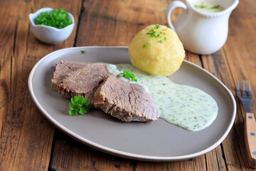 Zarter Tafelspitz mit Petersieliensoße und Kloß