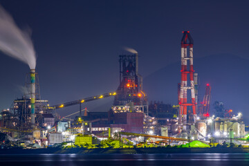 Fototapeta na wymiar 洞海湾を望む美しい北九州の工場夜景