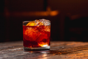 Drink Negroni servido em copo de whiskey