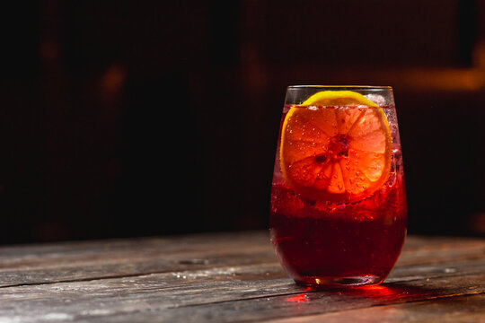 Drink Negroni servido em copo alto