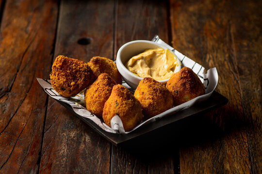 Por&ccedil;&atilde;o aperitivo de mini coxinhas de frango com maionese