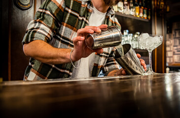 man hand bartender making cocktail on the bar counter