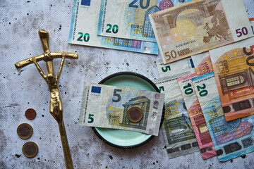
banconote e monete in euro, finanze della chiesa di San Pietro