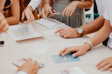 Hommes et femmes en pleine réunion créative