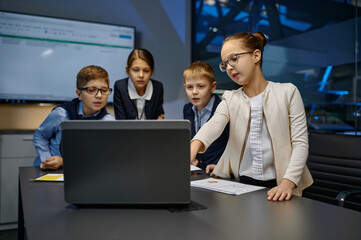 Obraz premium Diverse children business team analyzing financial data