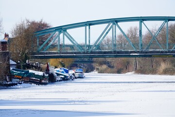 ZUgefrorener Kanal