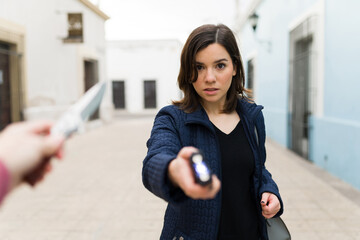 Fearless victim using a taser