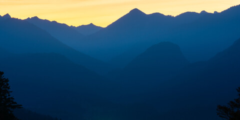 Berge in den Alpen von Garmisch Partenkirchen am Abend