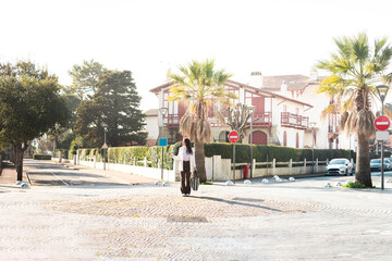 Young caucasian woman in the middle of a roundabout with puzzled face.