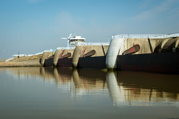 Blick auf das Eidersperrwerk an der Nordsee
