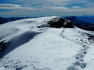 Fototapeta na wymiar Hiking trail in the snow at the summit of Mount Richardson OLYMPUS DIGITAL CAMERA