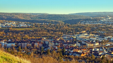 weiter Panoramablick vom hohen Wallberg über Stadt und Häuser von Pforzheim unter blauem Himmel