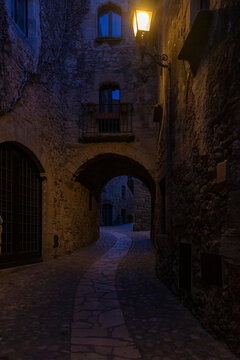 Fototapeta typical cobbled street of the town of pals in the spanish costa brava at night