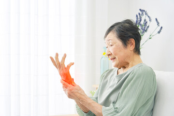 高齢女性　手が痛い