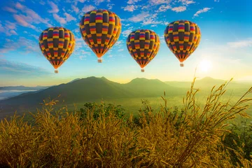  ballon en berg, heteluchtballonnen met landschap berg, kleurrijke heteluchtballon, heteluchtballonnen vliegen bij zonsondergang, Cappadocië, Turkije. © banjongseal324