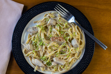 fettuccine top with broccoli and chicken