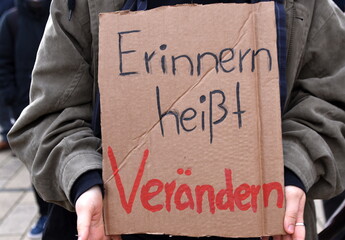 Pappschild auf einer Demo: 