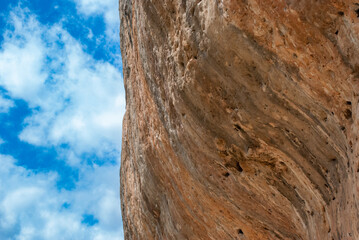 Fels&uuml;berhang in Nant Frankreich cantobre