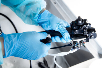 Mycie i sterylizacja endoskopu po badaniu gastroskopii. Procedura czyszczenia sprzętu medycznego. - obrazy, fototapety, plakaty