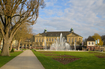 Der Rosengarten mit der großen Wasserfontäne in Bad Kissingen mit dem Staatsbad im Hintergrund...