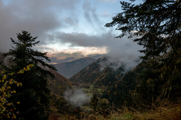 Obraz premium Paysage de montagne dans la brume.
