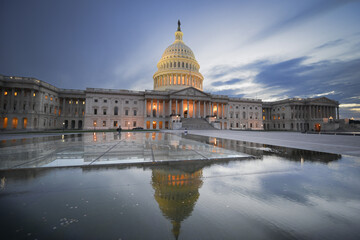 Fototapeta premium United States Capitol building at night - Washington DC, United States 
