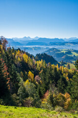 Herbstliche Emmentaler Landschaft mit Eiger, Mönch und Jungfrau 