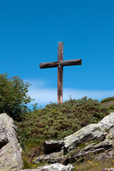 Croix chrétienne sur du ciel bleu dans un alpage de montagne en Valais, Suisse