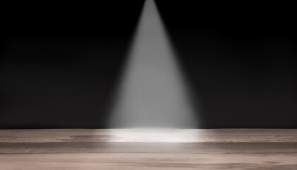 Table en bois sur arrière plan noir avec éclairage par spot. Arrière-plan noir avec support de bois pour présentation d'objets publicitaires pour promotion de produits.	