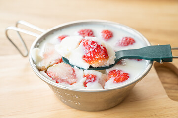 シェラカップで作る牛乳イチゴゼリー