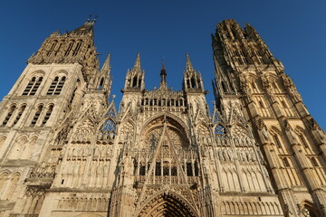 Façade de la cathédrale Notre Dame de l’Assomption de Rouen, d’architecture gothique, célèbre monument historique en Normandie (France)