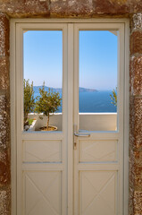 Santorin, vue sur la caldeira depuis une porte. Grèce, les Cyclades.	