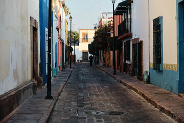 Fototapeta na wymiar Calles coloniales con construcciones coloridas del centro histórico de Querétaro 