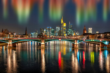 Fototapeta na wymiar Die Skyline von Frankfurt am Main am Abend mit Nordlichtern und Fluss im Vordergrund