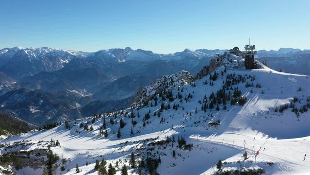 Hochkar Gipfel in den G&ouml;stlinger Alpen im Winter. Bekanntes Schigebiet und Funkturm in den Alpen in Nieder&ouml;sterreich..