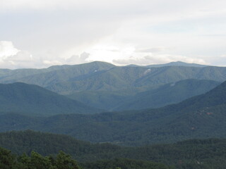 Naklejka premium Landscape with clouds and the smoky mountains, in gatlinberg Tennessee.