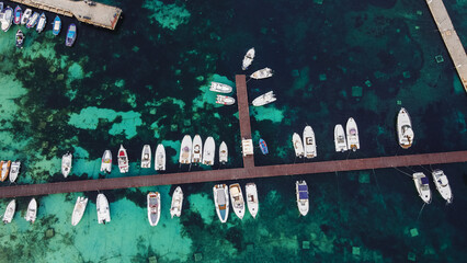 Luftaufnahme des Jachthafens. Boote im Hafen von oben. Drohnenaufnahme eines Bootsliegeplatzes. Hafen in Sizilien.