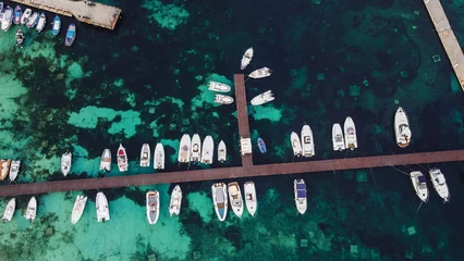 Foto op Plexiglas Luchtfoto strand Luchtfoto jachthaven. Boten in de haven van bovenaf. Drone shot van een aanlegsteiger. Haven in Sicilië.